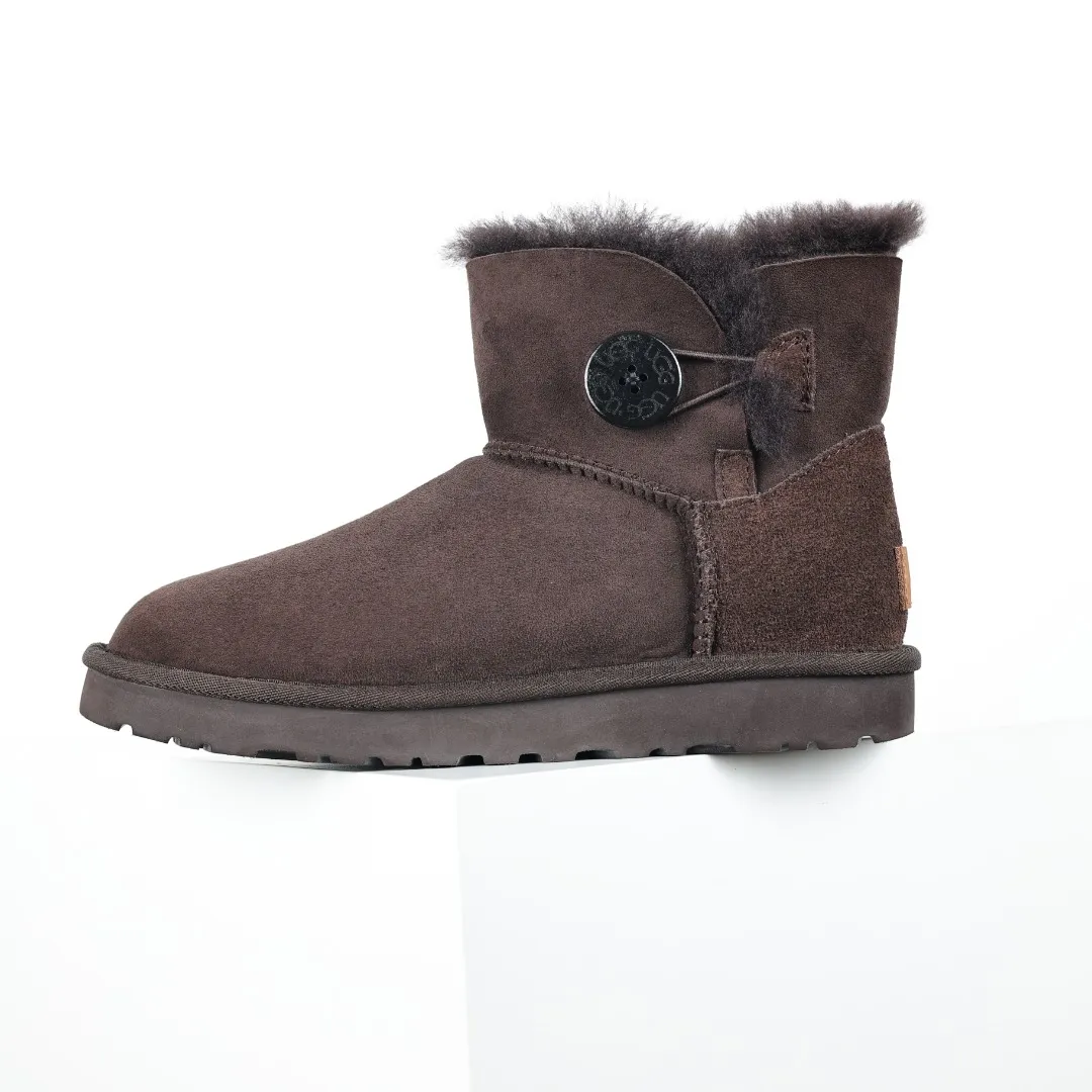 Pick up locally 💰540 The core recommendation is good price UGG basic Bailey twist style Xiaohongshu hot style Henan Longfeng leather production Sheepskin integrated top quality in the market 2-3 cm cashmere insole to keep warm in winter and a very suitable choice for home use UUG has launched a style series in the new year, which is partially geared towards the preferences of young consumers and has also moved to the forefront of fashion trends. Shoe body material Water-repellent coated suede upper 17mm UGGPURE™ implanted wool insole Lightweight non-slip comfortable rubber outsole With brand LOGO Trademark Comes with full packaging Size: 35 36 37 38 39 40